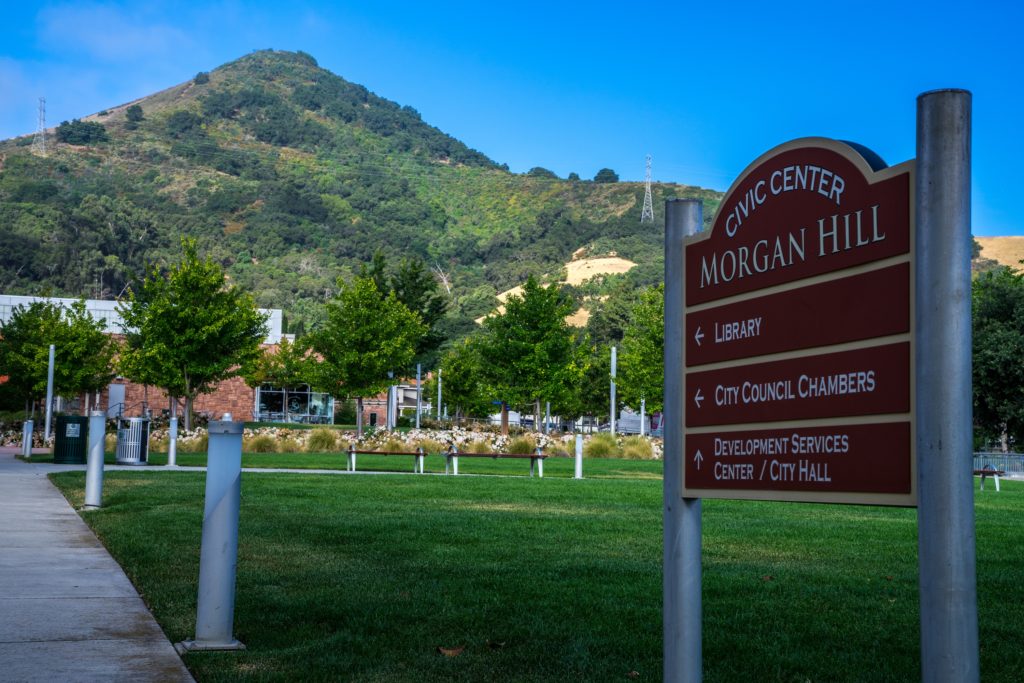 Biển hiệu Trung tâm Hành chính Morgan Hill
