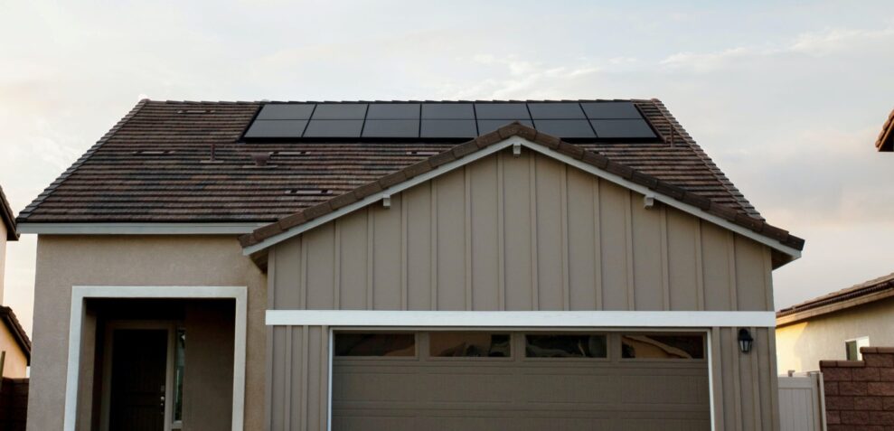 home solar 独栋住宅屋顶上的太阳能电池板