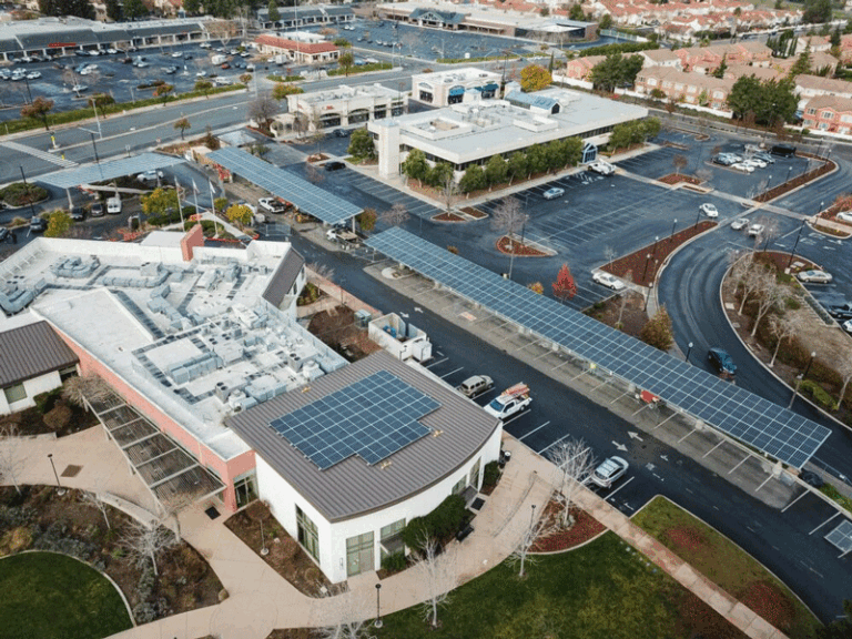 Imagen aérea del centro para personas mayores de Milpitas con paneles solares.