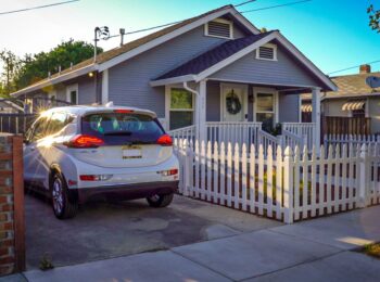 House with EV-digital Xe Điện sạc bên ngoài nhà