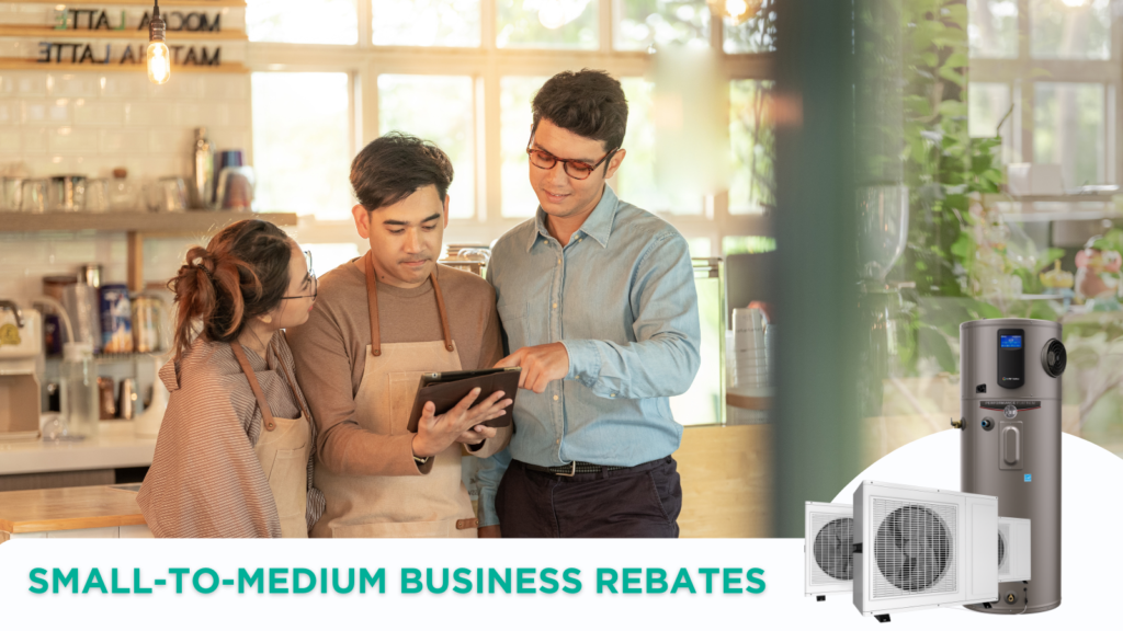 Ba người trong một cửa hàng đang xem máy tính bảng.