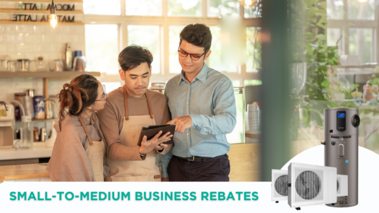 Ba người trong một cửa hàng đang xem máy tính bảng.