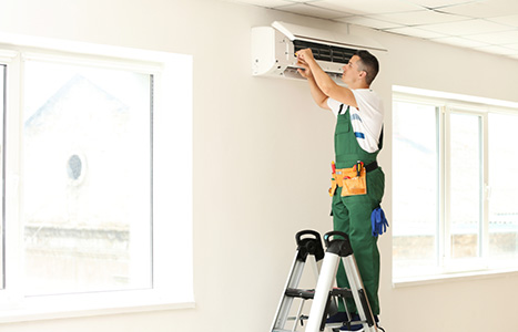 contractor-fixing-ac