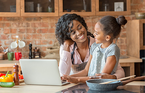 mom-daughter-laptop-ehub-incentives