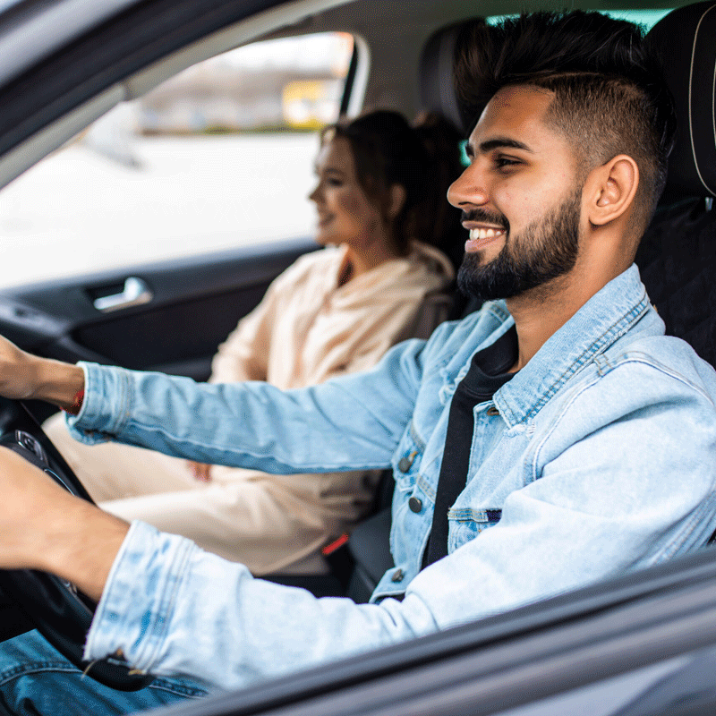 persona que conduce un coche